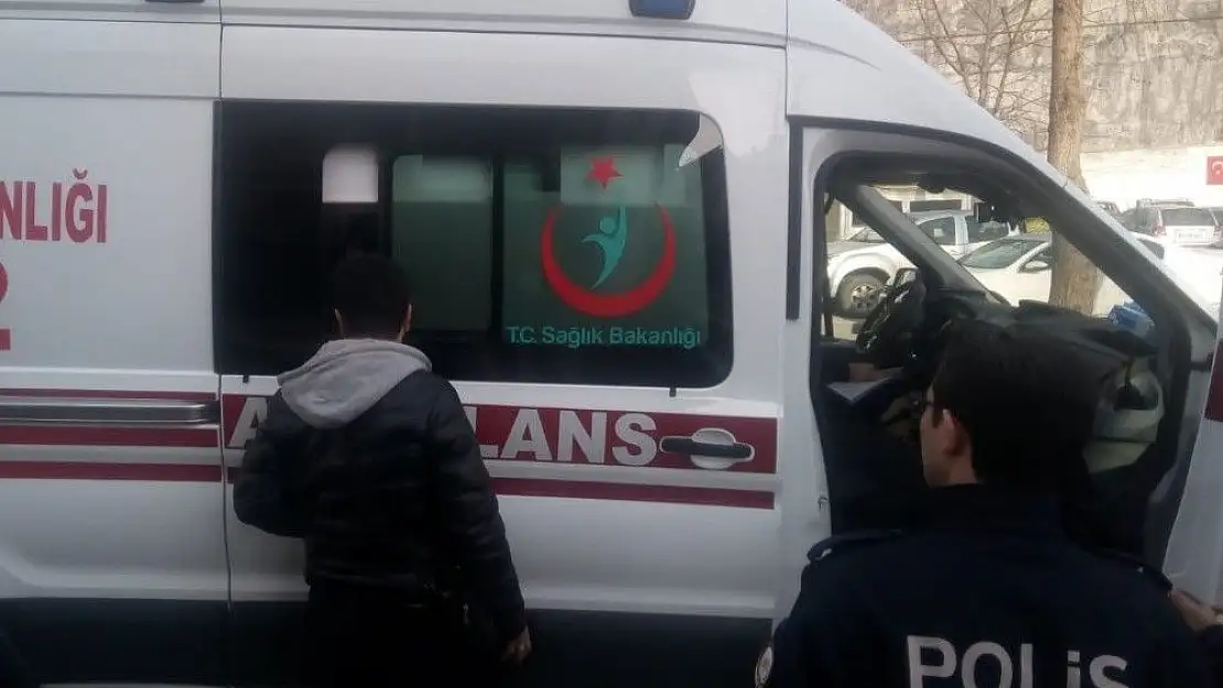 'Tekere takılan eşarp kazaya neden oldu: 2 yaralı'