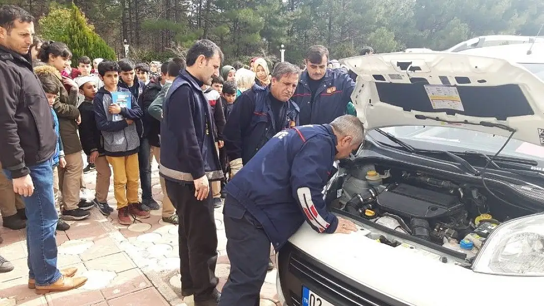 'Hafif ticari aracın motor kısmına kedi sıkıştı'