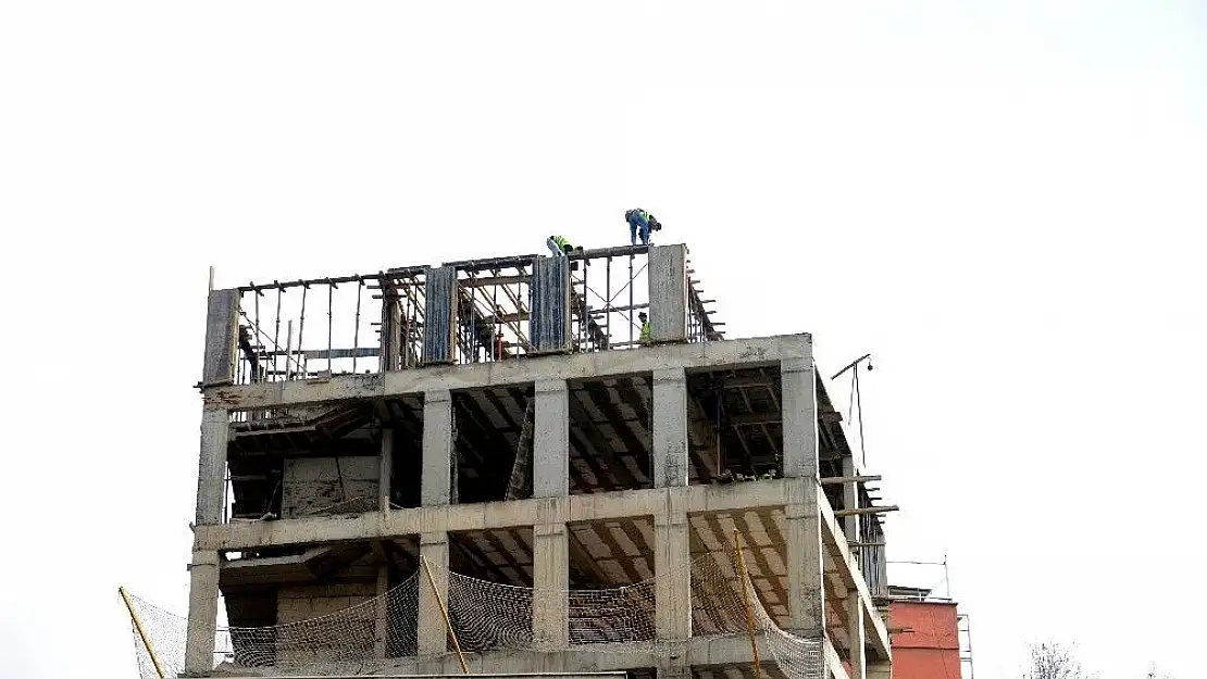 'İnşaat işçilerinin tehlikeli mesaisi'