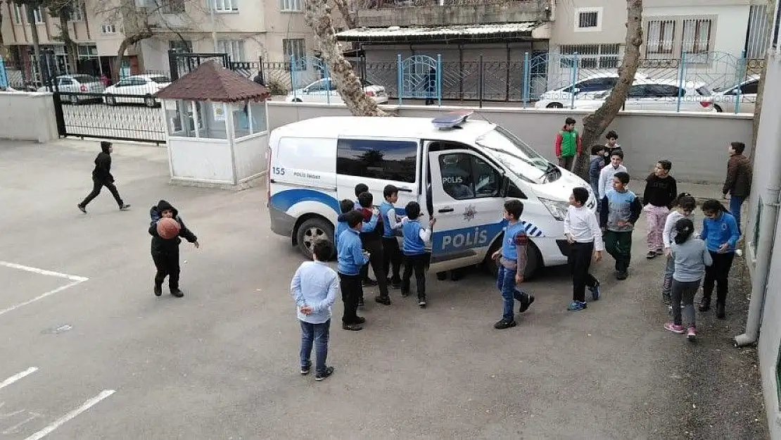 'Okul önünde otomobilin çarptığı öğrenci yaralandı'