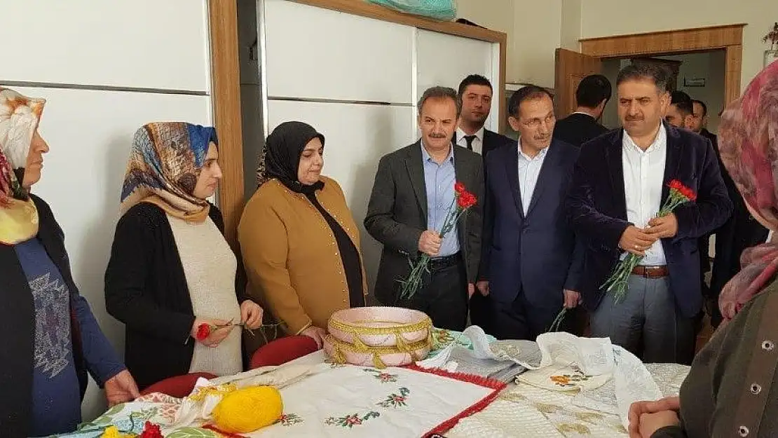 'AK Parti heyeti kadın ve gençlik merkezlerindeki kadınlara karanfil'