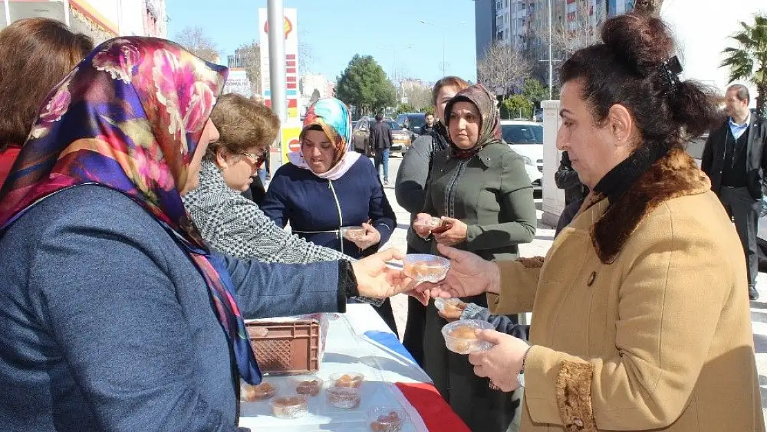 'Kadınlar tatlı dağıttı'