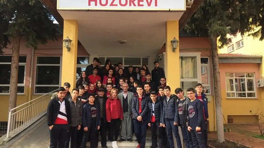 'Mercan Kolejlilerden huzurevi ziyareti'