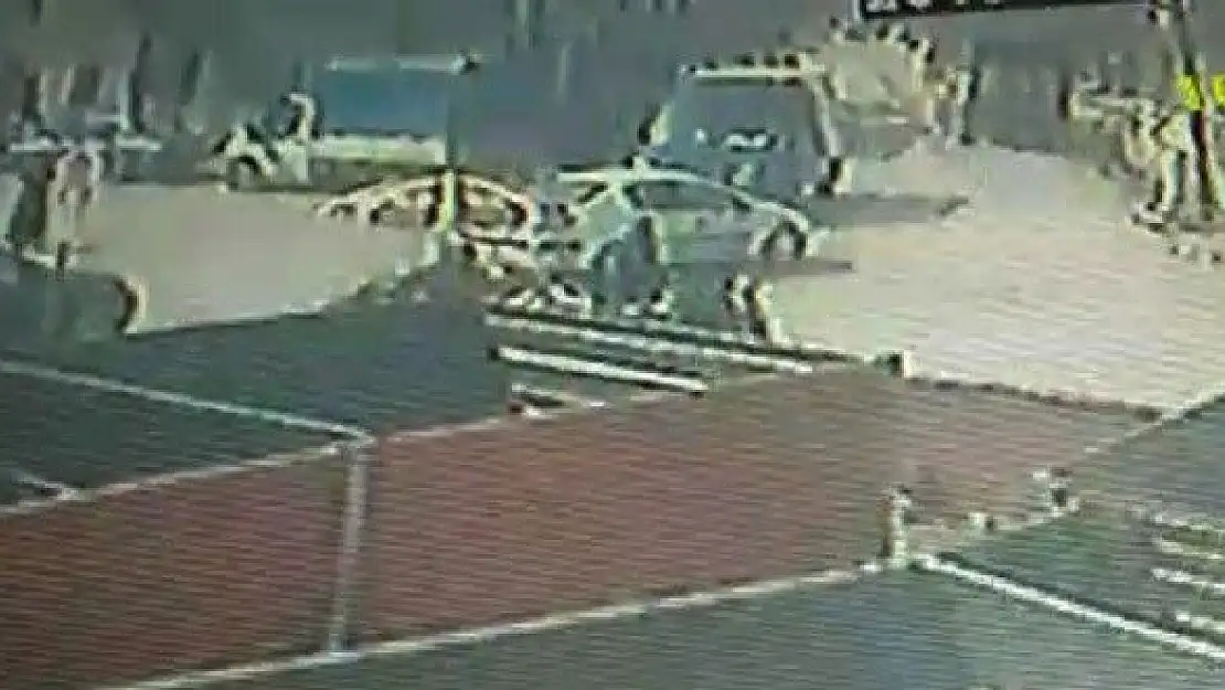 'Motosikletle otomobilin çarpıştığı kaza kamerada'