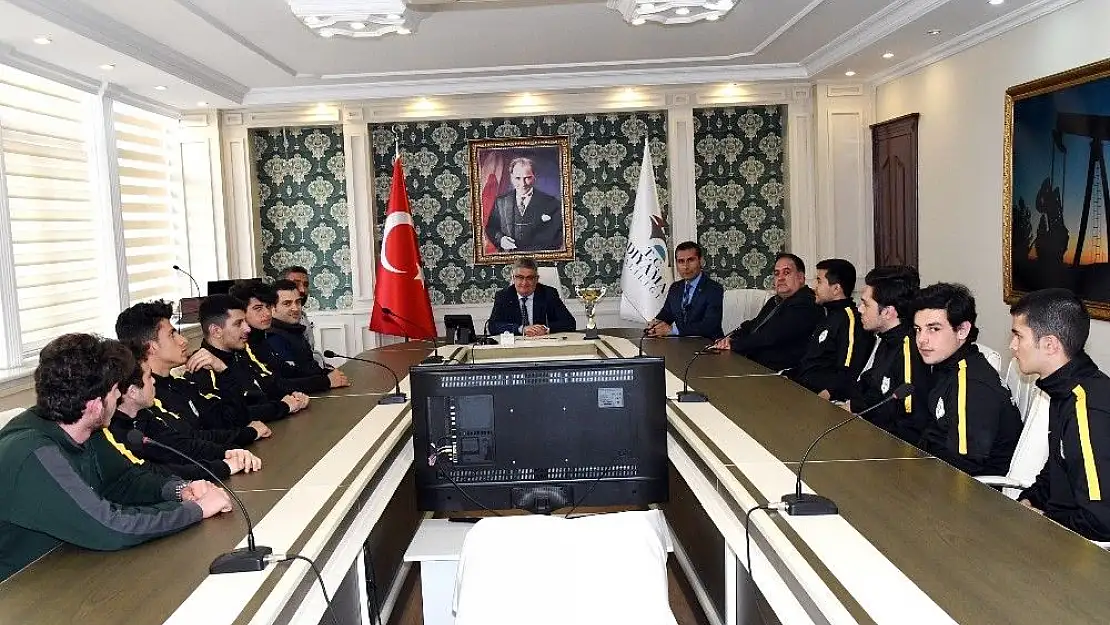 'Basketbol şampiyonaları Vali Pekmez ile bir araya geldi'
