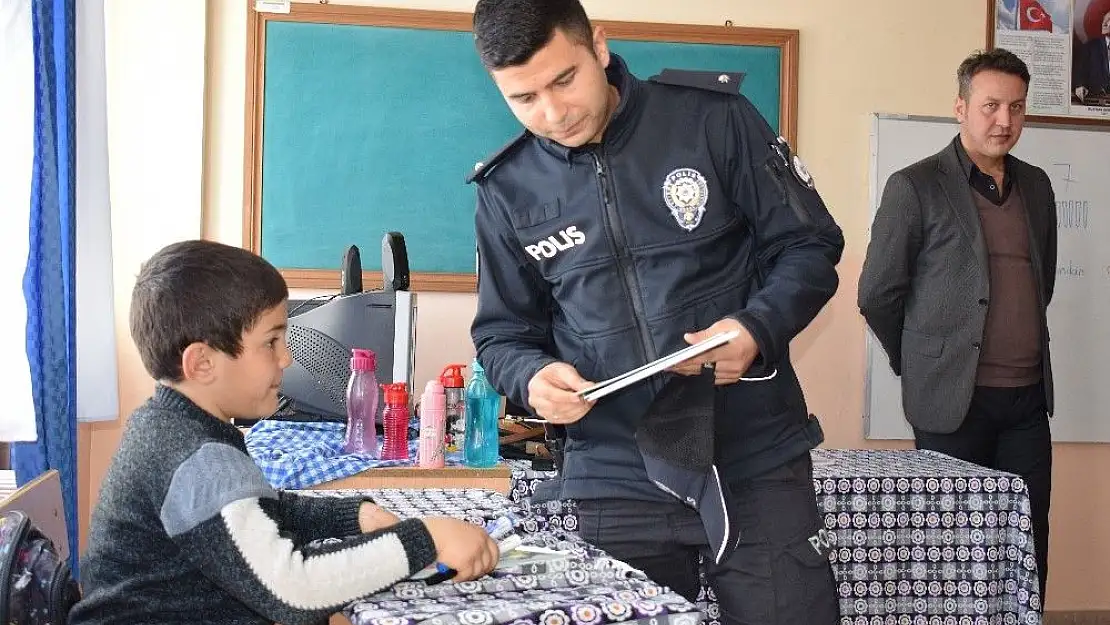 'İlçe Emniyet Amiri Gündüz´den öğrencilere kitap hediyesi'