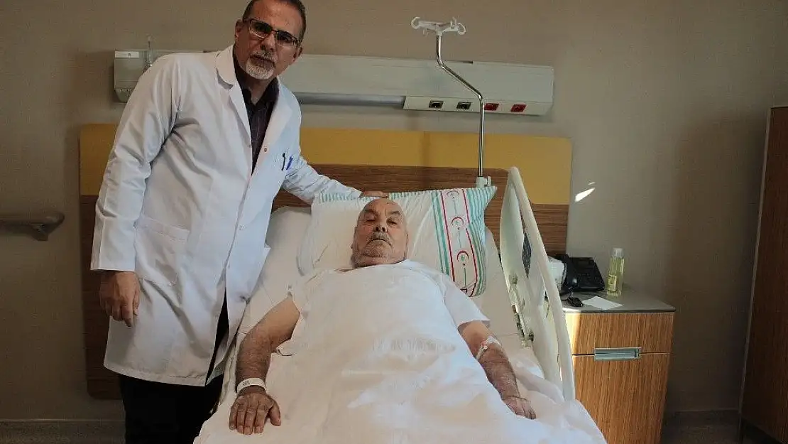 '78 yaşındaki hasta, ilk defa uygulanan yöntemle sağlığına kavuştu'