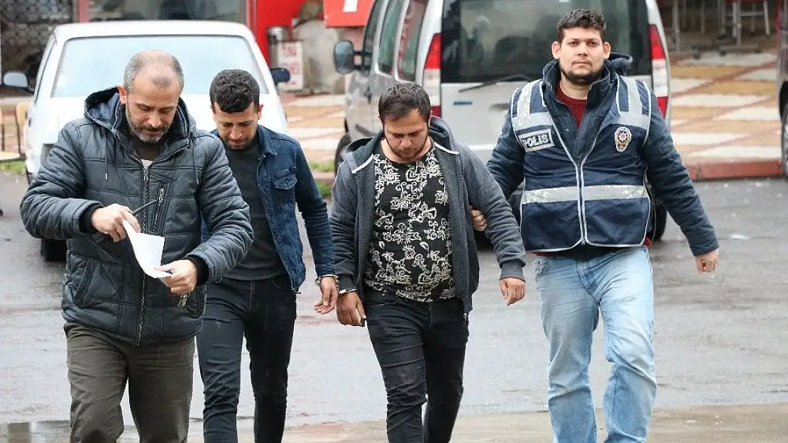 'Park halindeki araçlardan telefon çalan hırsızlar yakalandı'
