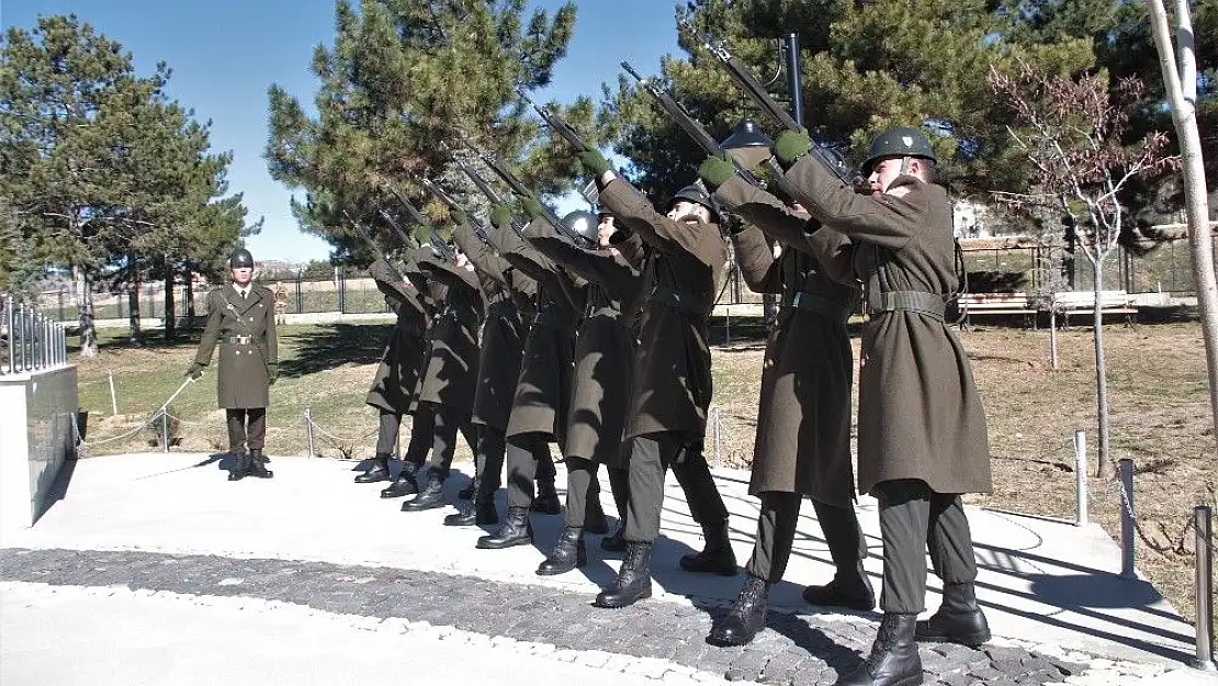 'Elazığ´da şehitler saygı atışı ile anıldı'
