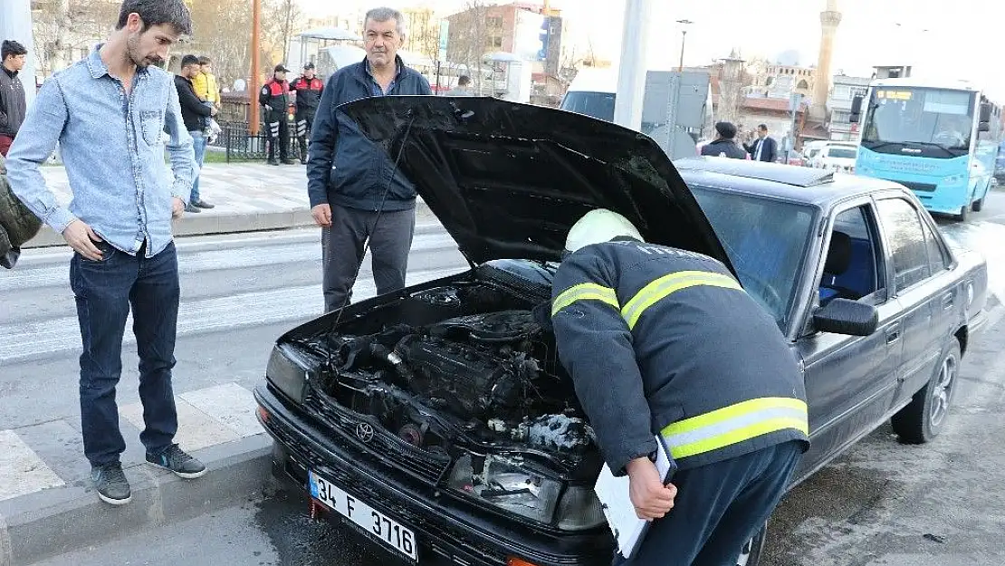 'Seyir halindeki otomobil alev aldı'