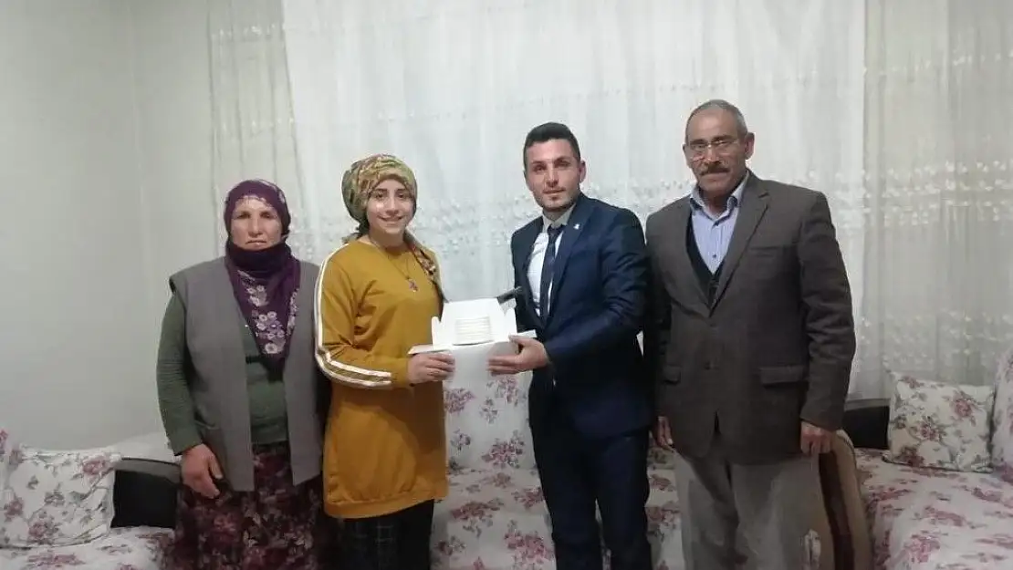 'Yazıhan´da genç seçmenlere `Doğum günü´ sürprizi'