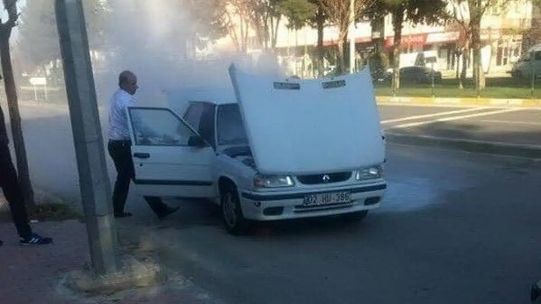 'Alev alan otomobili belediye otobüs şoförü söndürdü'
