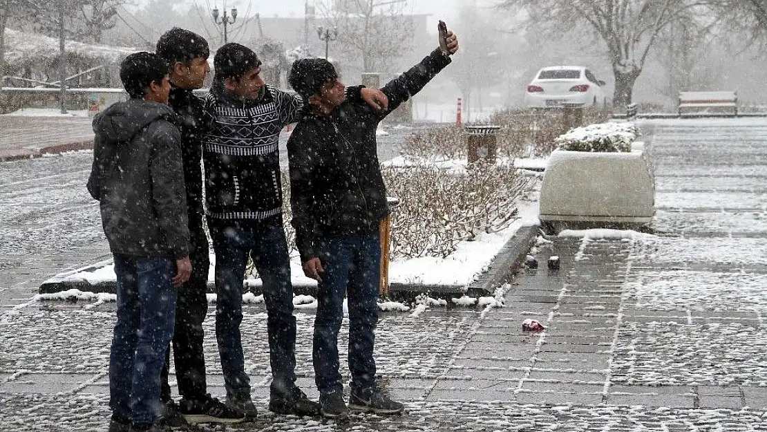 'Bahar havası Elazığ´da yerini kara bıraktı'