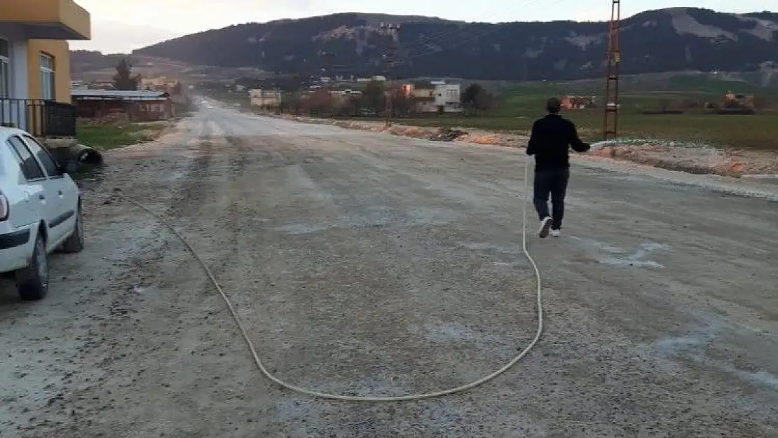 'Yolda oluşan toza vatandaşlar su ile müdahale ediyor'