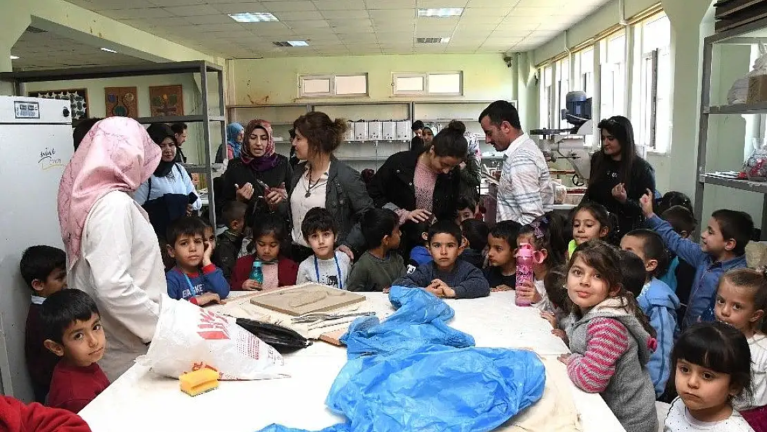 'Anaokulu öğrencileri üniversiteyi gezdi'
