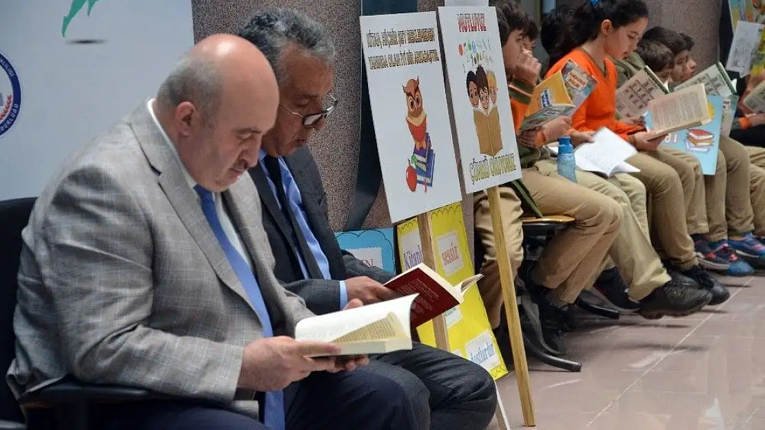 'Farkındalık için kitap okudular'