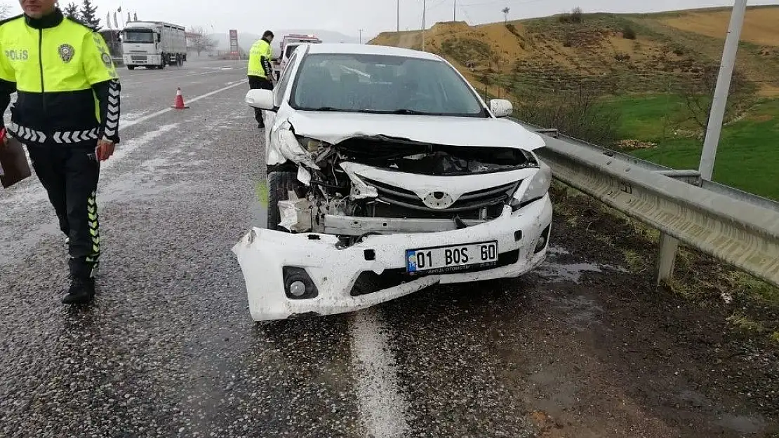 'Gölbaşı´nda otomobil bariyere çarptı'
