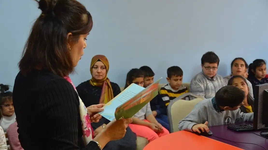 'Görme engelliler için kitap okudular'