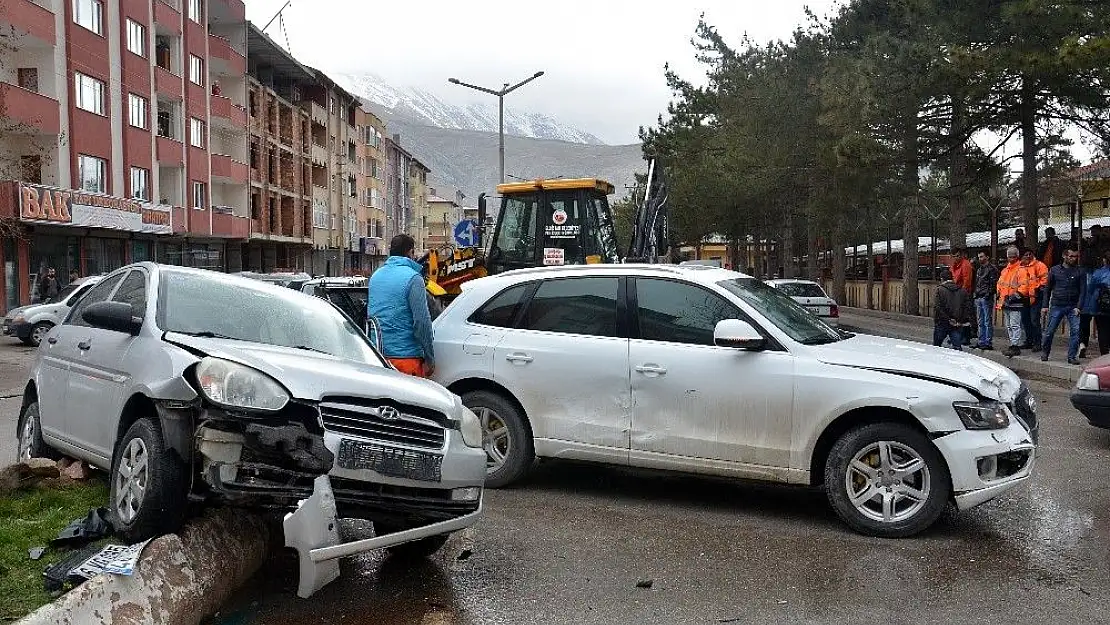 'Elbistan´daki kazada araçta sıkışan sürücü yaralandı'