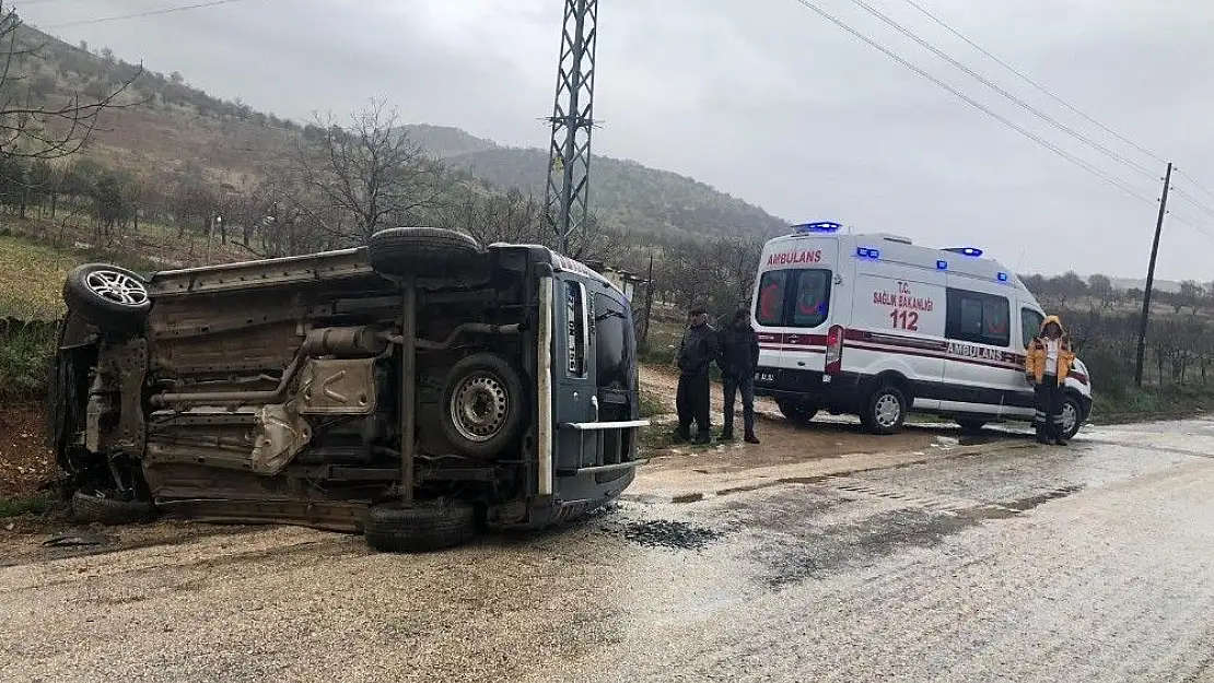 'Gölbaşı´nda hafif ticari araç yan yattı: 4 Yaralı'