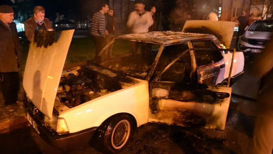 'Park halindeyken yanan otomobil hurdaya döndü'