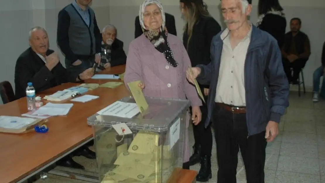 'Yaşlı çift sandık başına yalın ayak gitti'