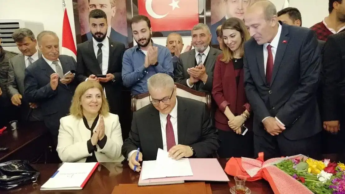 'Pazarcık Belediye Başkanı Yılmazcan, mazbatasını aldı'