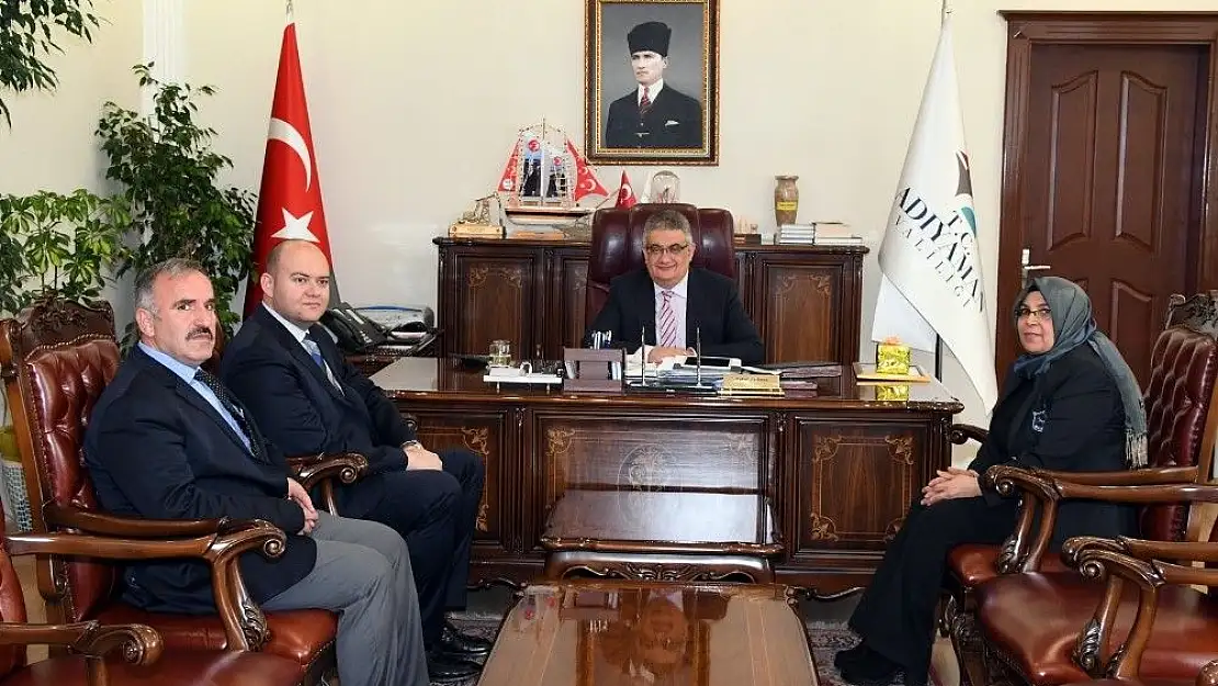 'Vali Aykut Pekmez´den emekliye ayrılan Suzan Beket´e teşekkür plaketi'