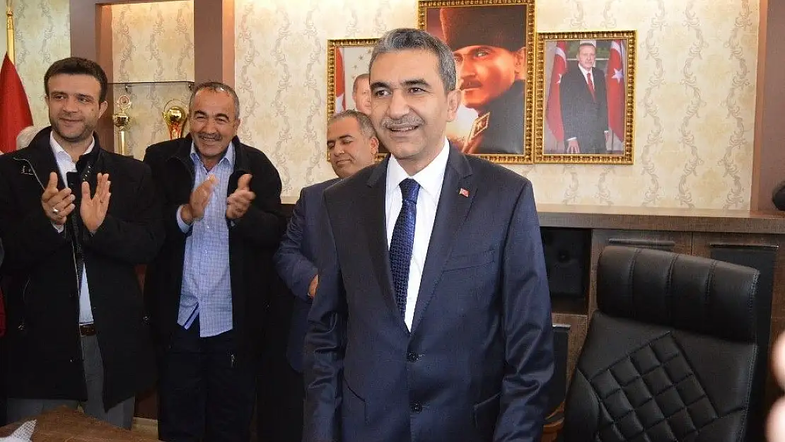 'Besni Belediye Başkanı Mehmet Emre mazbatasını aldı'
