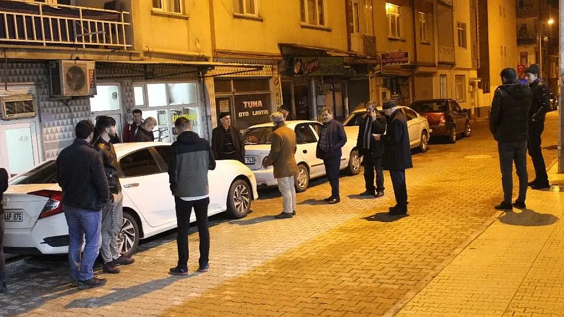 'Elazığ´da deprem vatandaşları sokağa döktü'