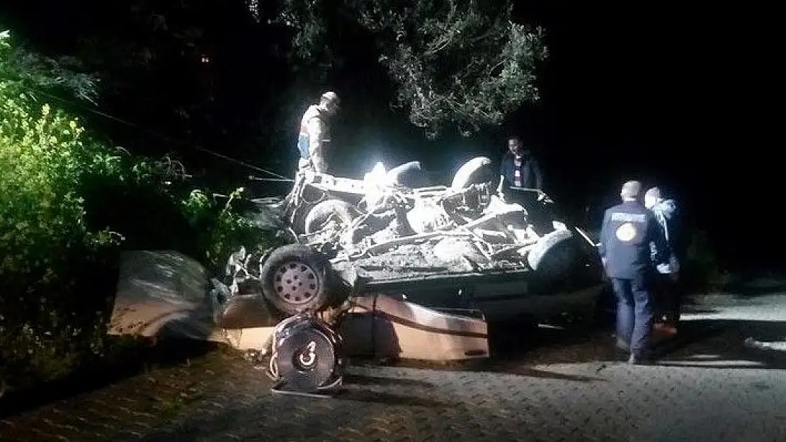 'Kahramanmaraş´ta otomobil direğe çarptı: 1 ölü, 3 yaralı'