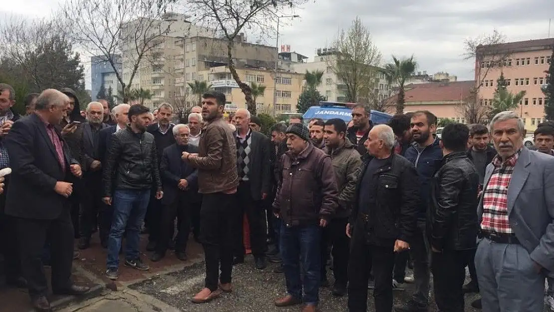 'Bağımsız aday Buz taraftarları adliye önünde toplandı'