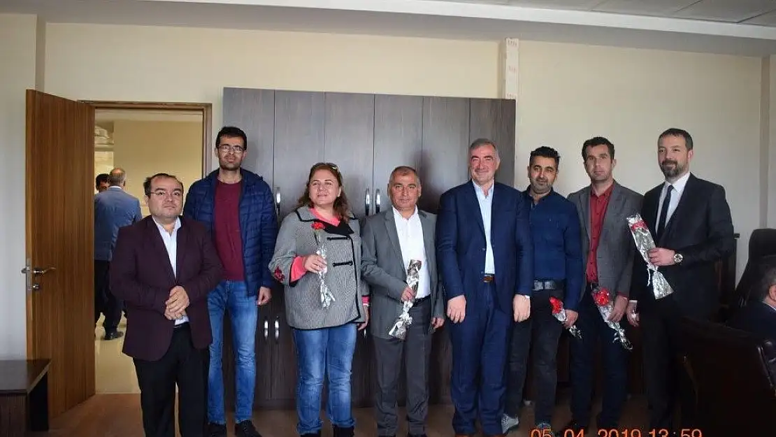 'Çiçeği burnunda başkandan avukatlara çiçek jesti'