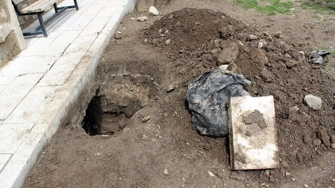 'Definecilerden tarihi camiye büyük saygısızlık'