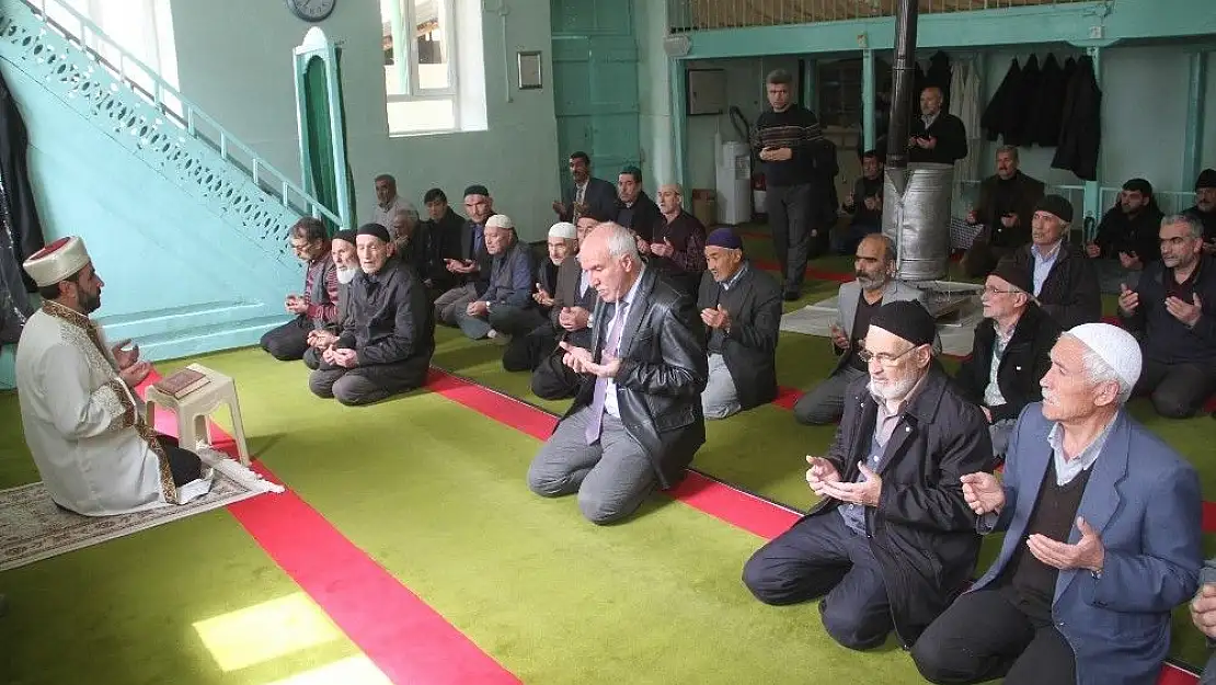 'Depremin vurduğu Doğanbağı köyünde cuma namazı'