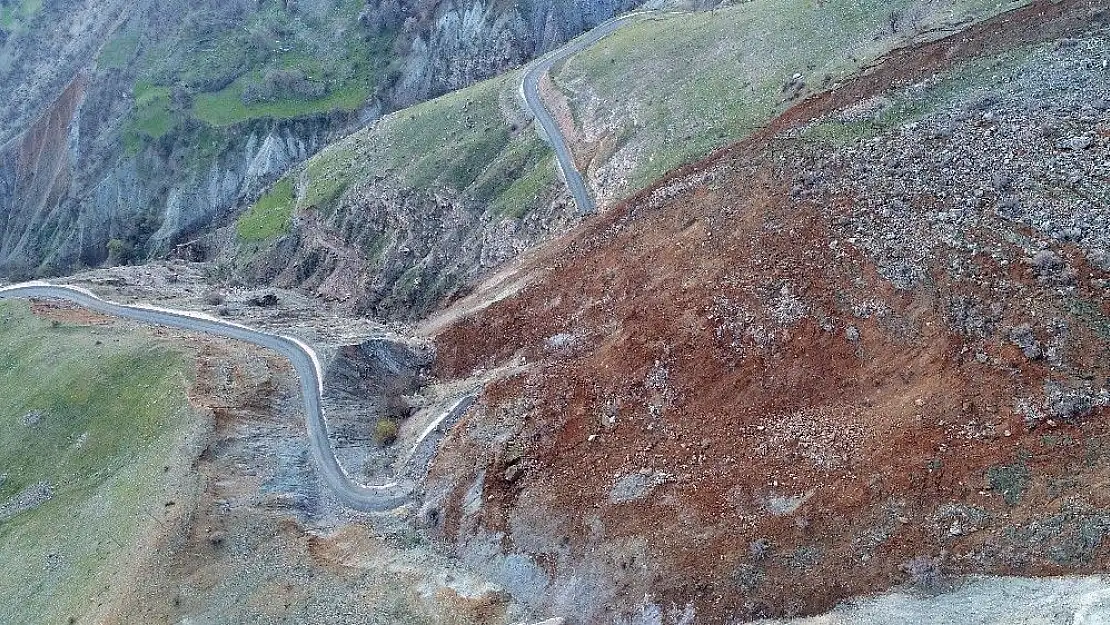 'Depremle gelen heyelan ilçeye bağlantı yolunu kapattı'