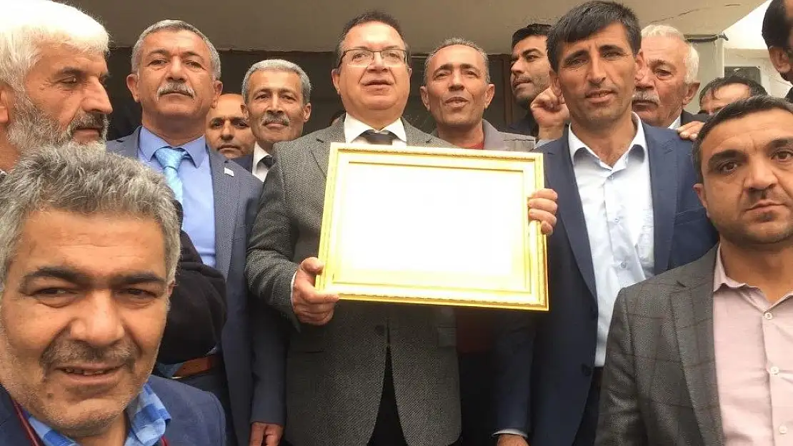 'Bağımsız Belediye Başkanı Ali Kazgan mazbatasını aldı'