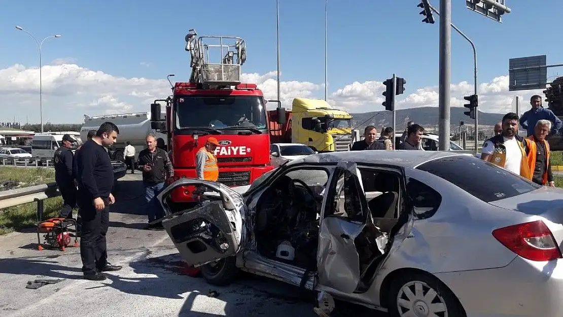 'Ambulansla otomobil çarpıştı: 1´i bebek 9 yaralı'