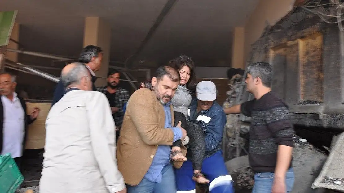 'Freni boşalan kamyon kuaföre girdi: 3 yaralı'