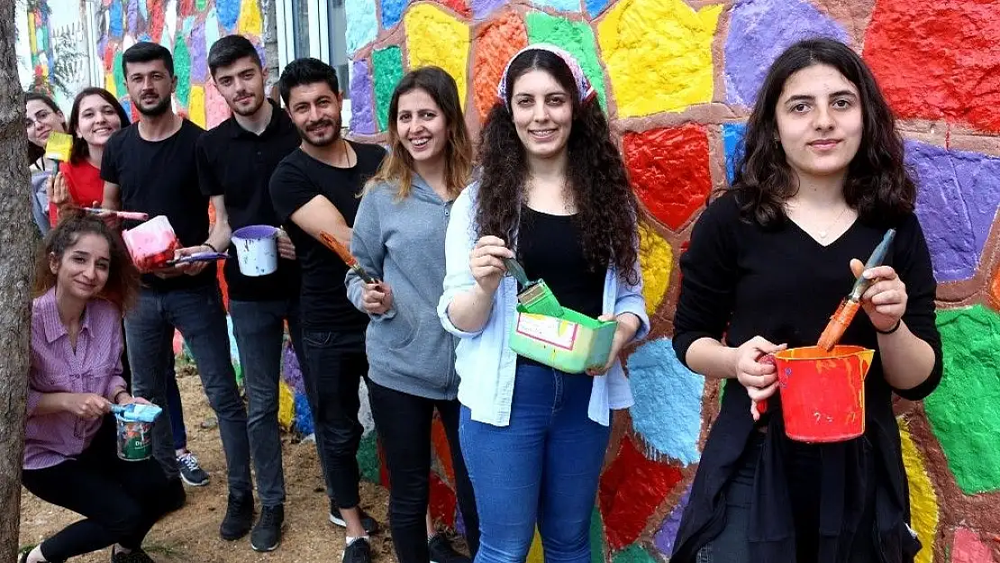 'Gençler okulu rengarenk boyadı'
