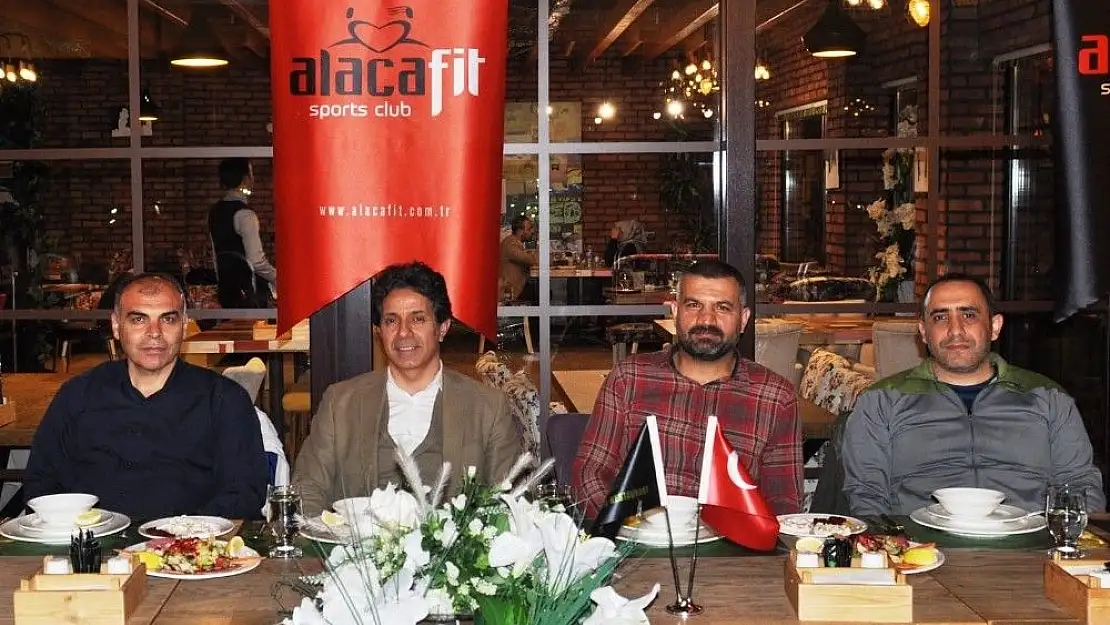'Güreş şampiyonasına katılan hakem ve antrenörler yemekte buluştu'