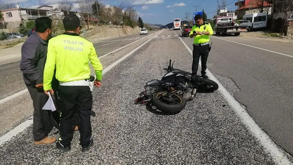 'Otomobil ile motosiklet çarpıştı'