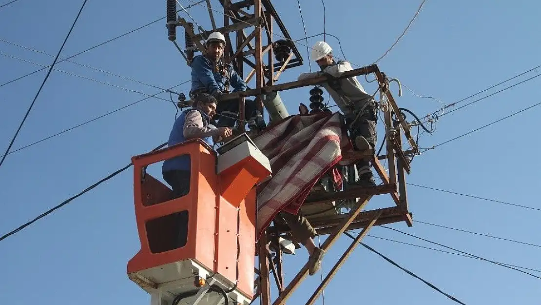 Baskil'de Trafo direğinde feci ölüm