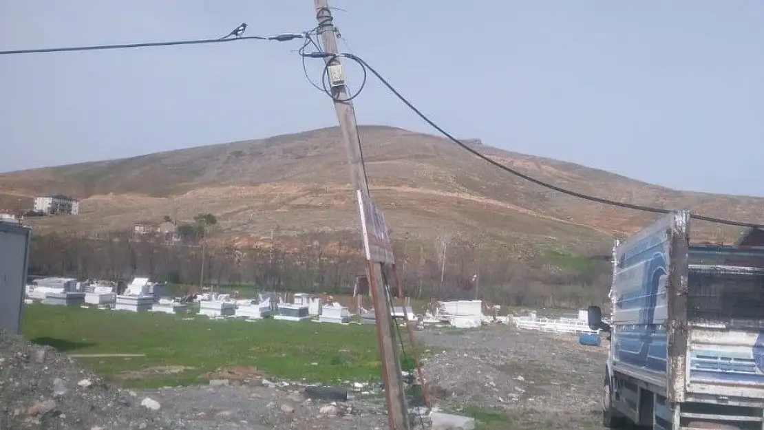 'Fırtına çatıları uçurdu, direkleri devirdi'