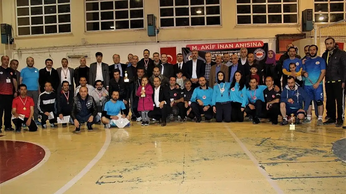 'Şair Mehmet Akif İnan´ın anısına düzenlenen turnuva sona erdi'