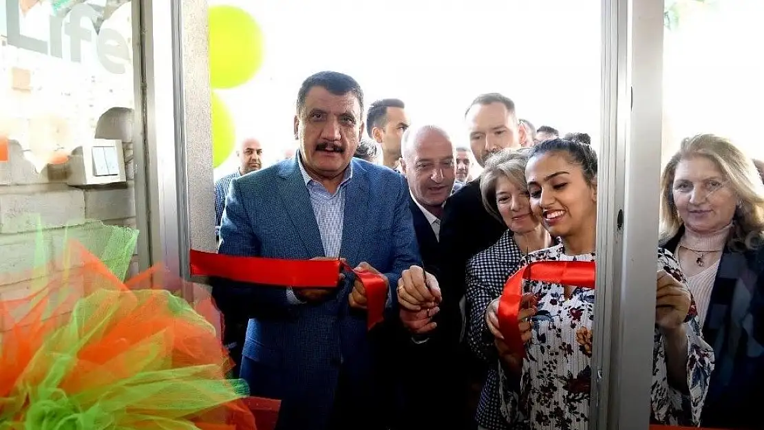 'Gürkan cafe açılışına katıldı'