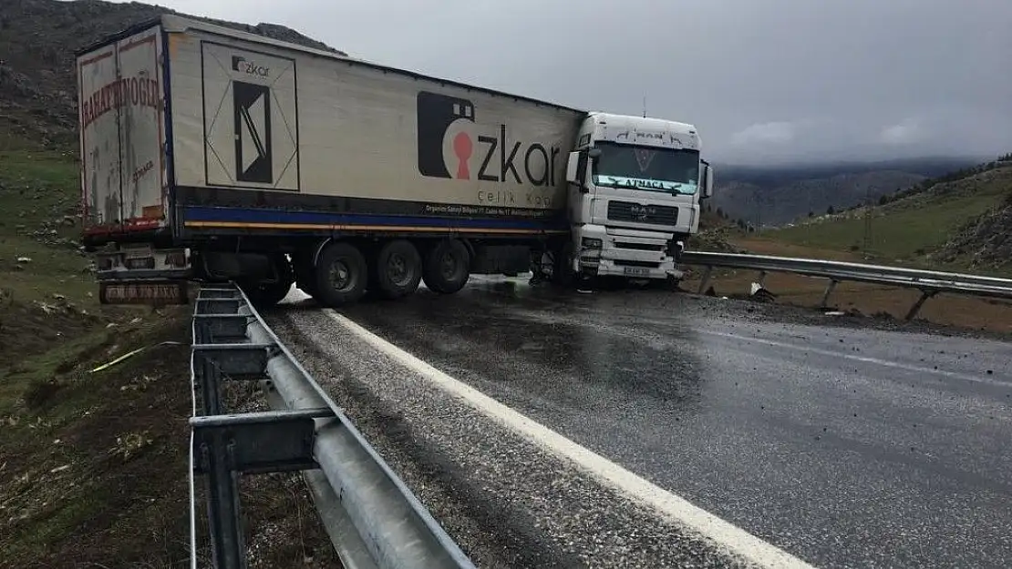 'Yoldan çıkan tır bariyerlere çarptı'