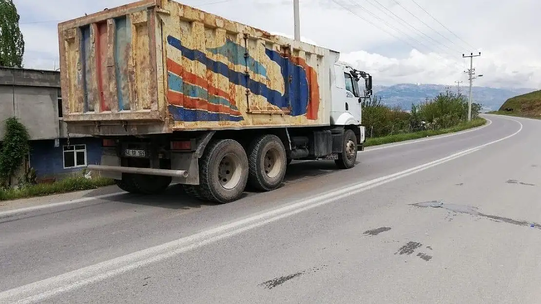 'Yolun karşısına geçmek isteyen çocuğa kamyon çarptı'