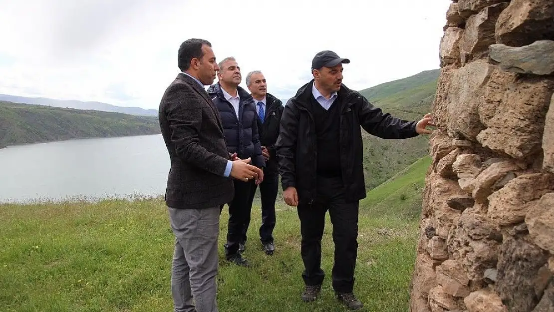 'Vali Kaldırım, dikkatleri çeken tarihi Kümbeti inceledi'