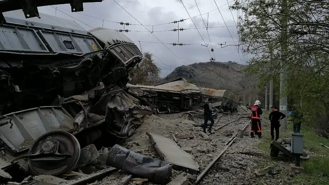 'Malatya´da yük treni devrildi: 2 yaralı'